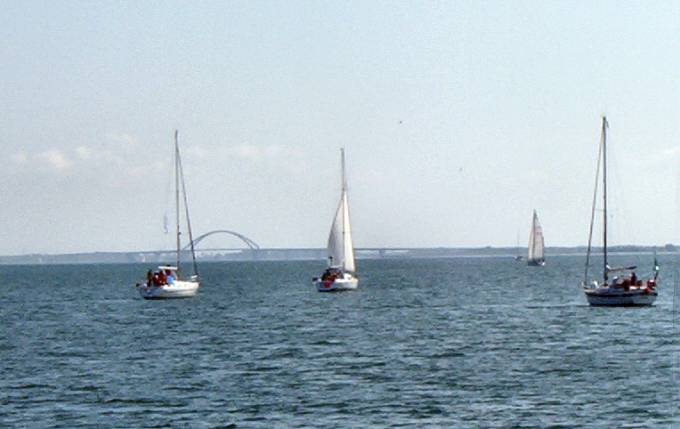 Boote vor der Fermarnsundbrücke 30 ~ kb